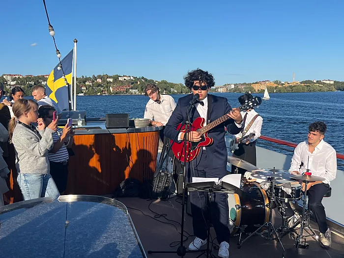 Liveband på ett fartyg på vattnet